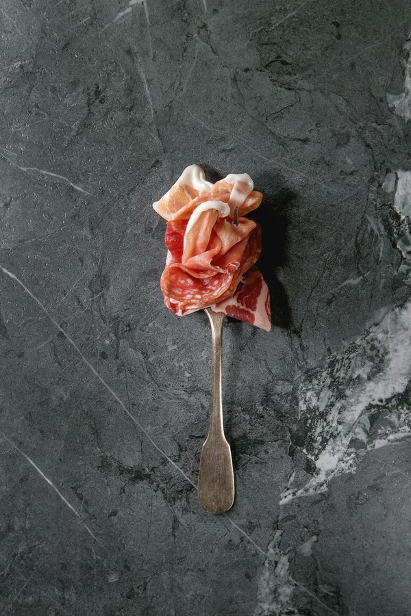 Quels conseils pour assortir des accessoires dorés avec une tenue de soirée noire?